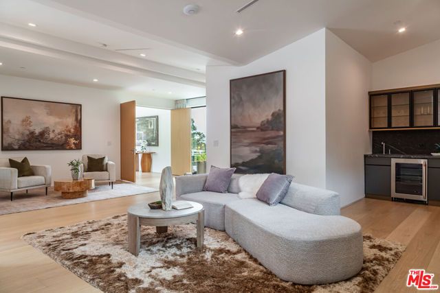 3802 Hollyline Avenue, Los Angeles, CA 91423