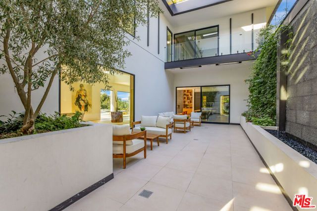 3802 Hollyline Avenue, Los Angeles, CA 91423