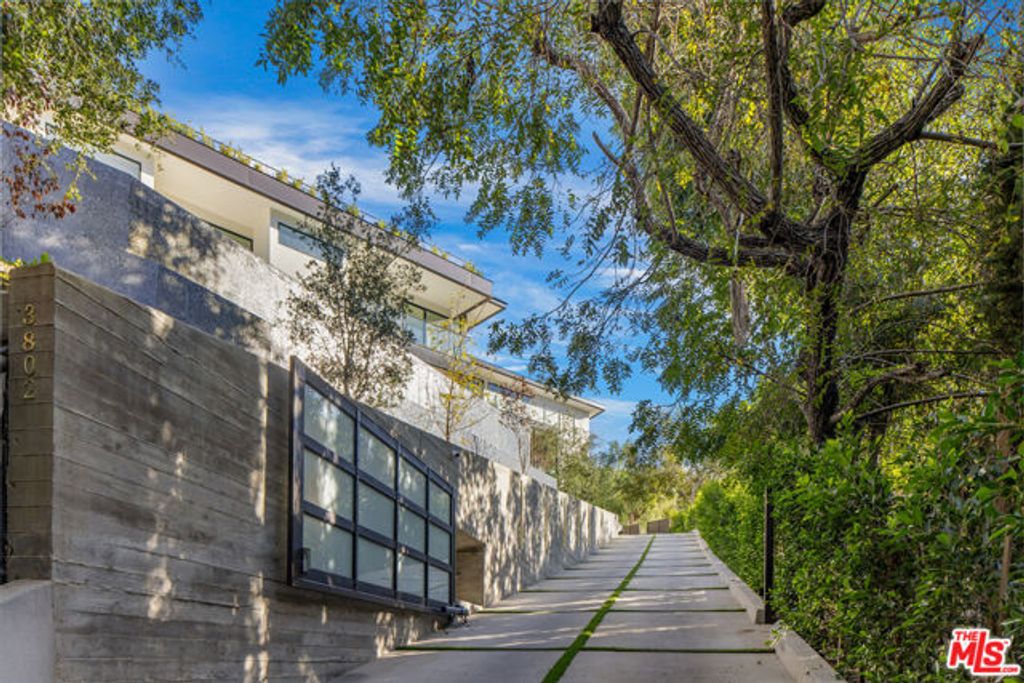3802 Hollyline Avenue, Los Angeles, CA 91423