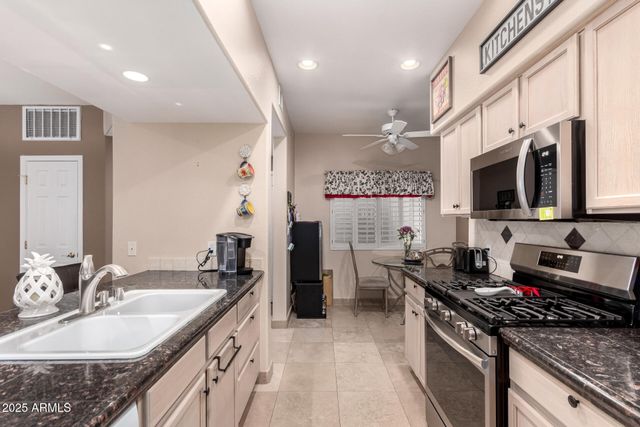 7401 W ARROWHEAD CLUBHOUSE Drive 1023, Glendale, AZ 85308