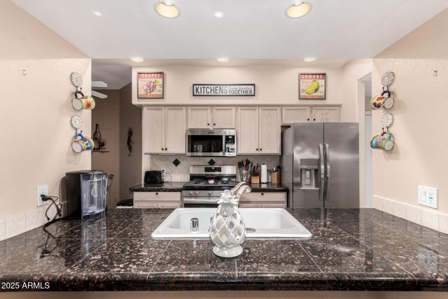 7401 W ARROWHEAD CLUBHOUSE Drive 1023, Glendale, AZ 85308