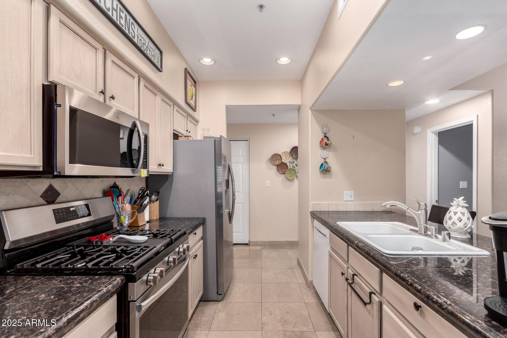 7401 W ARROWHEAD CLUBHOUSE Drive 1023, Glendale, AZ 85308