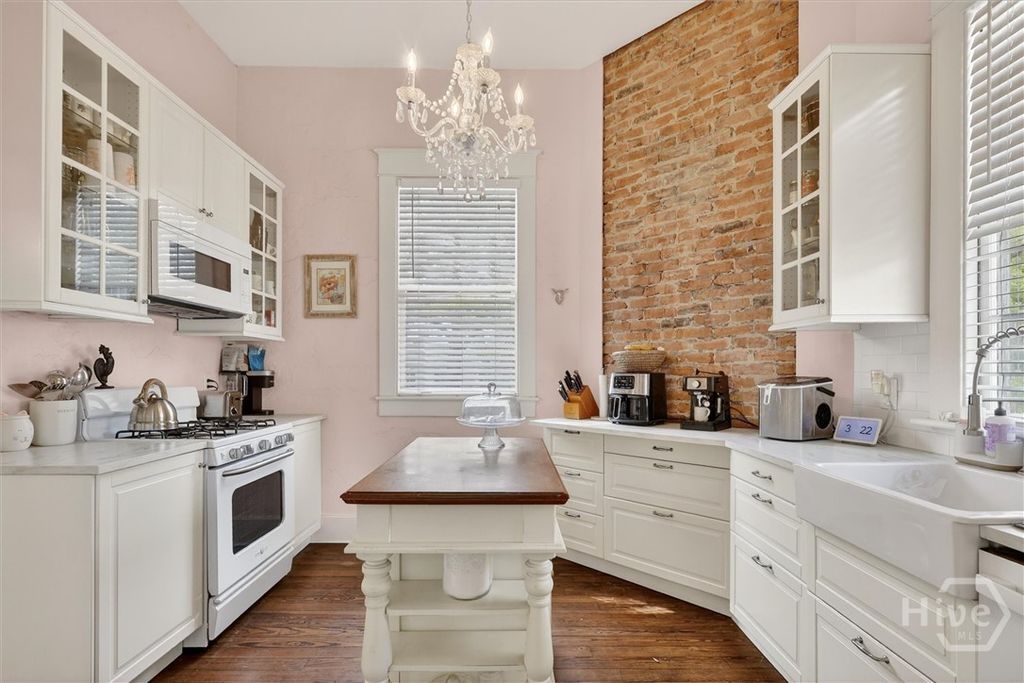 Image 15 of property listing at 416 W 36th Street, Savannah, GA 31401