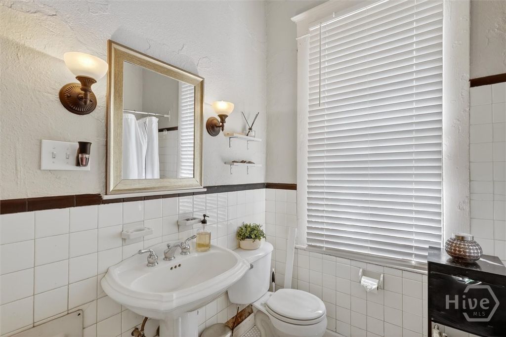 Image 18 of property listing at 416 W 36th Street, Savannah, GA 31401