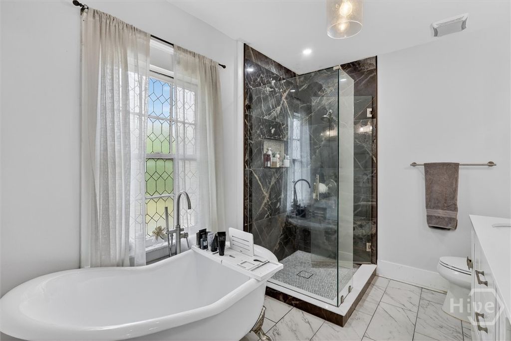 Image 24 of property listing at 416 W 36th Street, Savannah, GA 31401