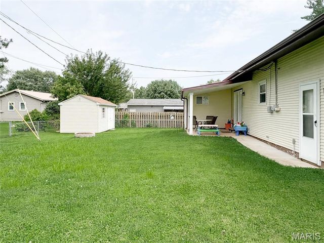 305 W Hillside Drive, Farmington, MO 63640