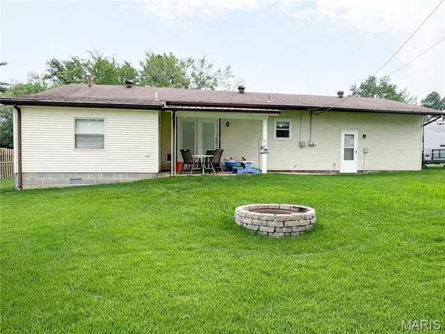 305 W Hillside Drive, Farmington, MO 63640