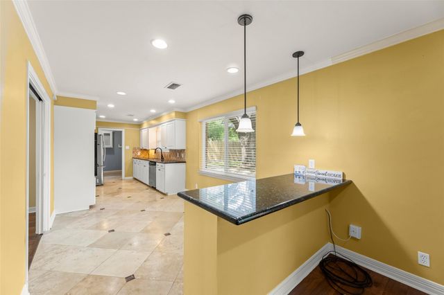 7722 Richmond Avenue, Houston, TX 77063