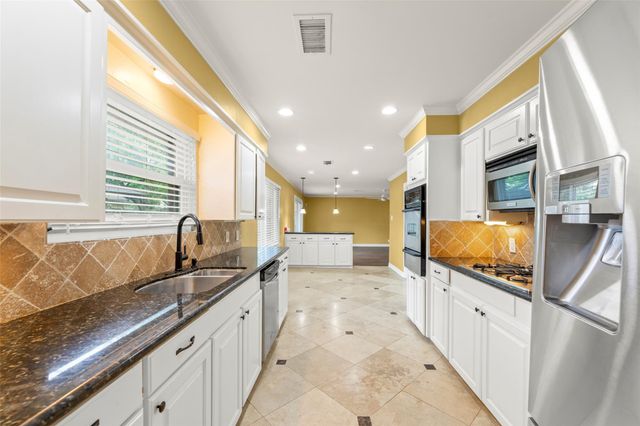 7722 Richmond Avenue, Houston, TX 77063