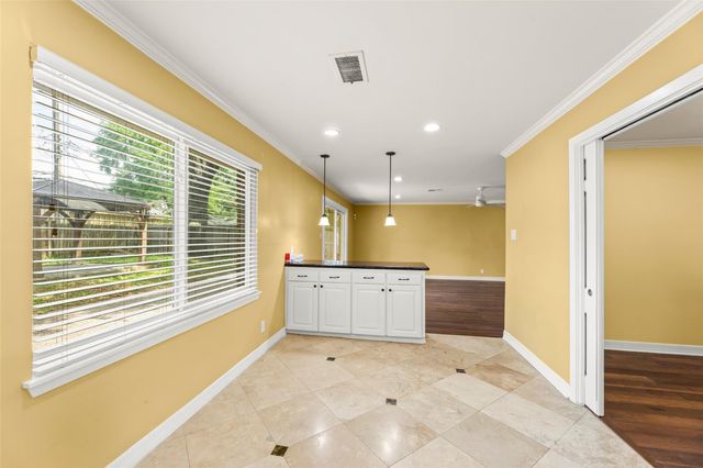 7722 Richmond Avenue, Houston, TX 77063