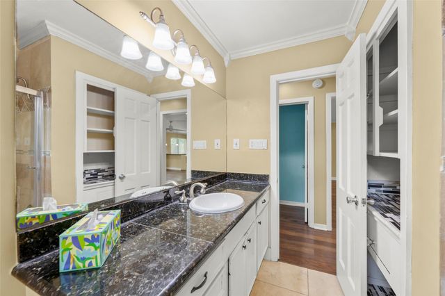 7722 Richmond Avenue, Houston, TX 77063