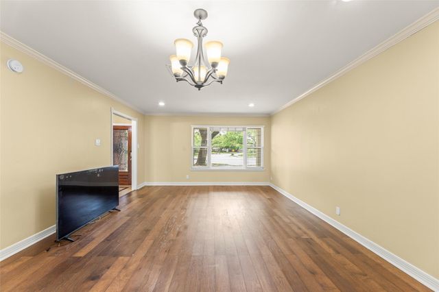 7722 Richmond Avenue, Houston, TX 77063