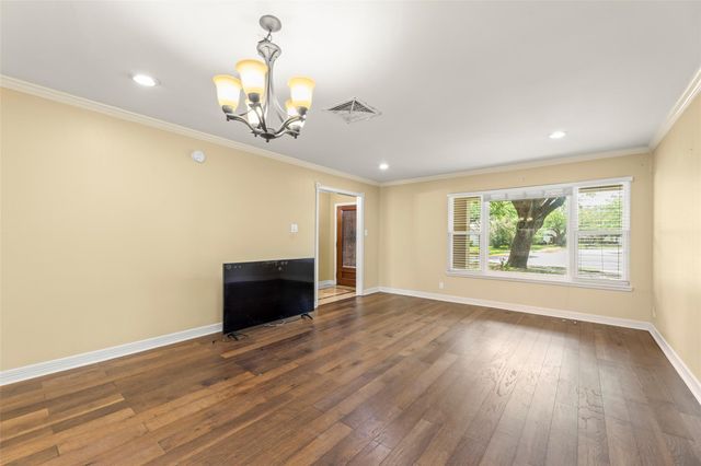 7722 Richmond Avenue, Houston, TX 77063