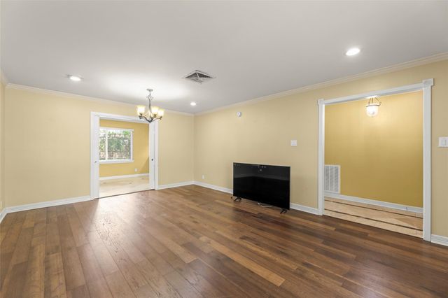 7722 Richmond Avenue, Houston, TX 77063