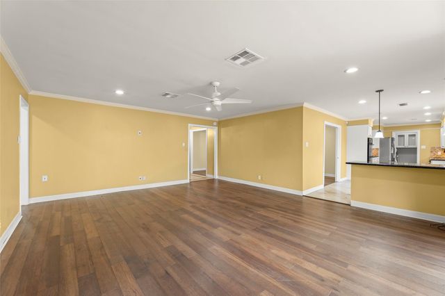 7722 Richmond Avenue, Houston, TX 77063