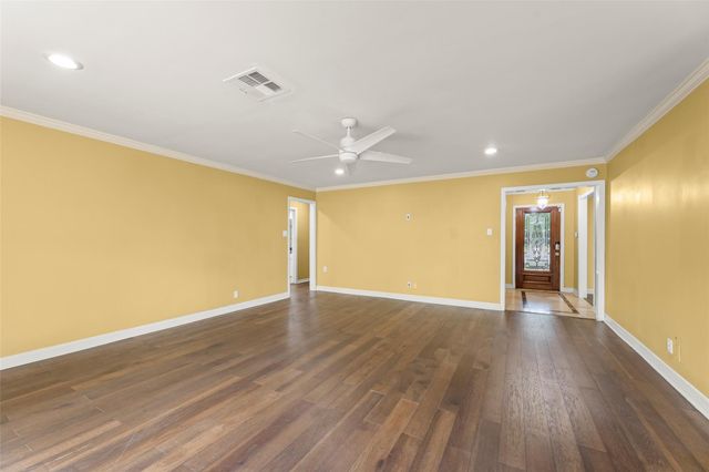 7722 Richmond Avenue, Houston, TX 77063