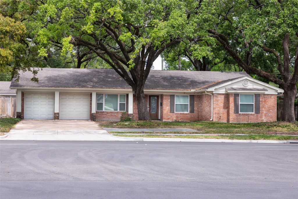 7722 Richmond Avenue, Houston, TX 77063