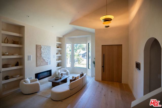 14807 Otsego Street, Sherman Oaks, CA 91403