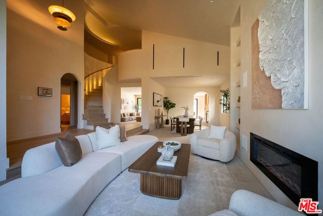 14807 Otsego Street, Sherman Oaks, CA 91403