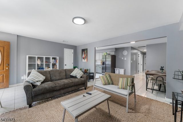 34 Erie St, Elizabeth City, NJ 07206