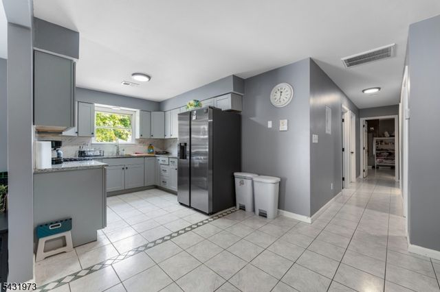 34 Erie St, Elizabeth City, NJ 07206