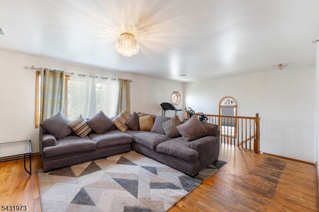 34 Erie St, Elizabeth City, NJ 07206