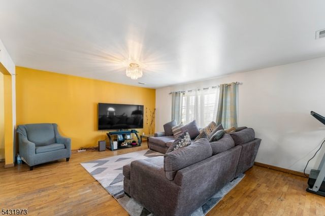34 Erie St, Elizabeth City, NJ 07206