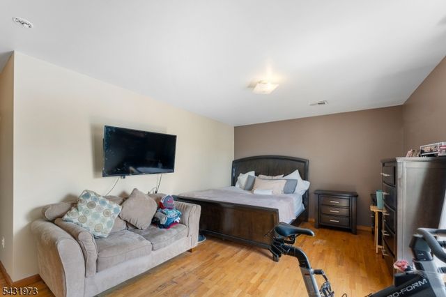 34 Erie St, Elizabeth City, NJ 07206