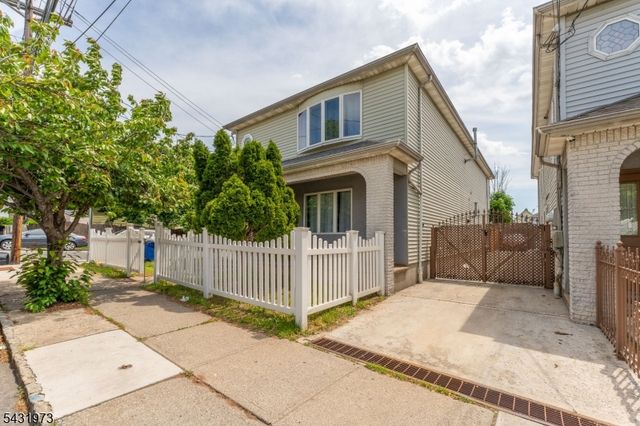34 Erie St, Elizabeth City, NJ 07206
