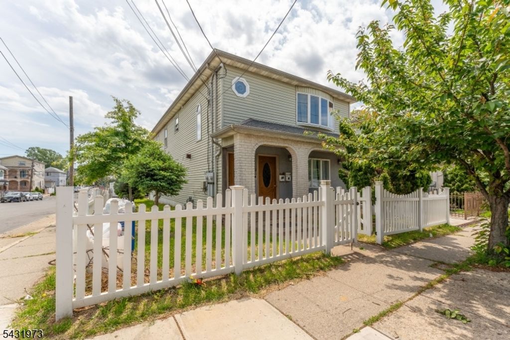 34 Erie St, Elizabeth City, NJ 07206