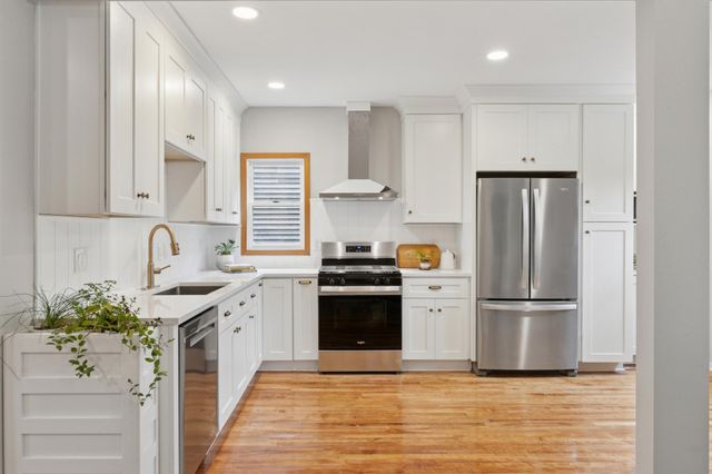 900 E River Terrace, Minneapolis, MN 55414