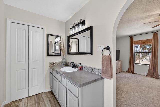 7209 Carson Trail NW, Albuquerque, NM 87120