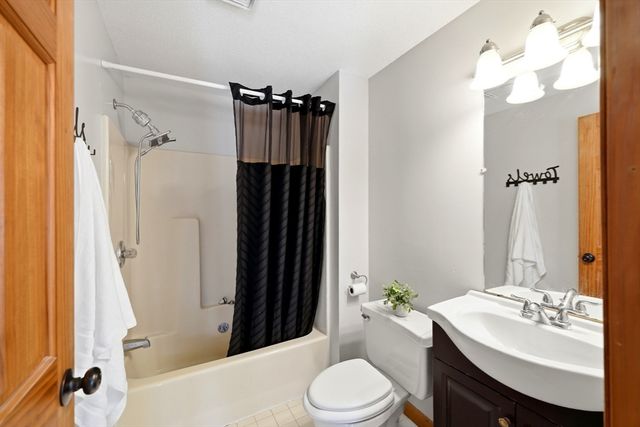705 General Knox Rd, Russell, MA 01071