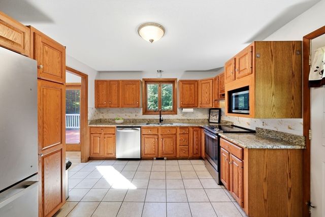 705 General Knox Rd, Russell, MA 01071