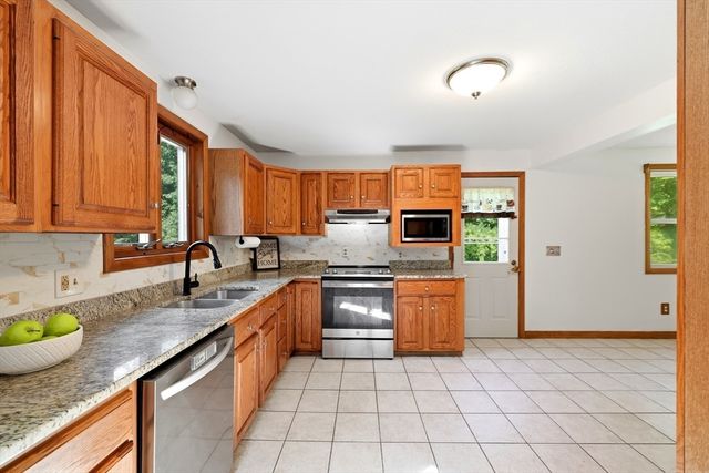 705 General Knox Rd, Russell, MA 01071