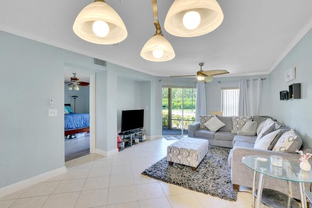 4855 Via Palm Lakes 902, West Palm Beach, FL 33417