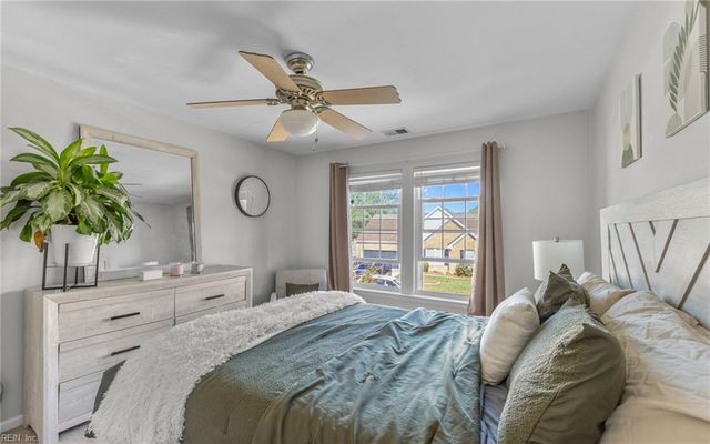 123 Lakes Edge DR, Suffolk, VA 23434