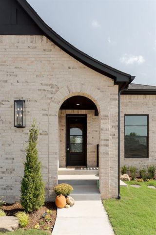 1916 Parkwood Avenue, Edmond, OK 73034