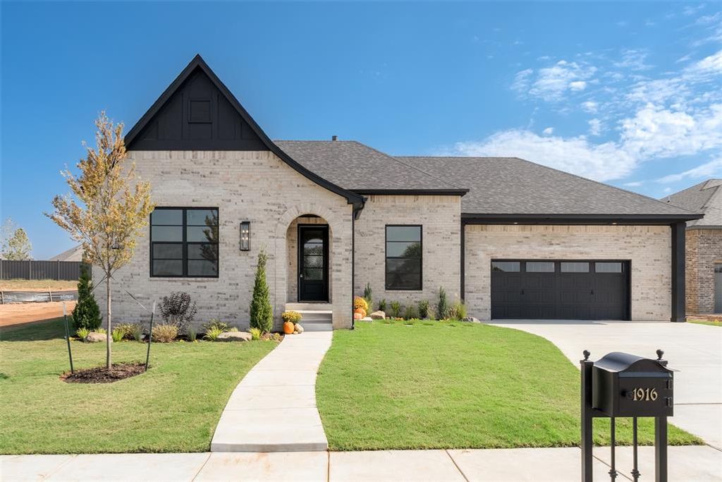 1916 Parkwood Avenue, Edmond, OK 73034