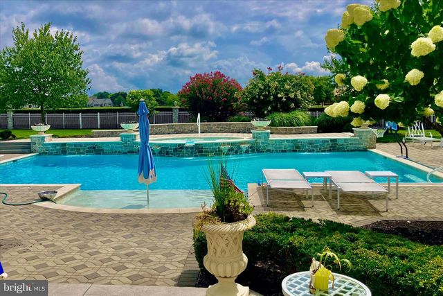 1000 BLUESTONE DR, Lititz, PA 17543