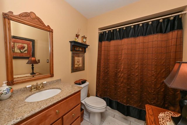7213 W Mequon Square DRIVE, Mequon, WI 53092