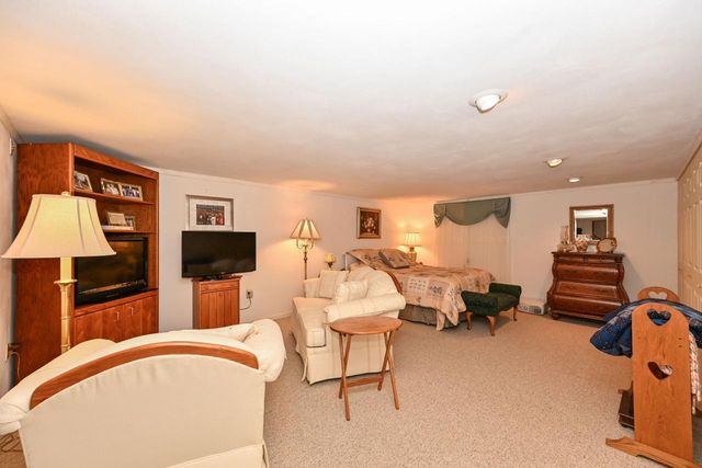 7213 W Mequon Square DRIVE, Mequon, WI 53092