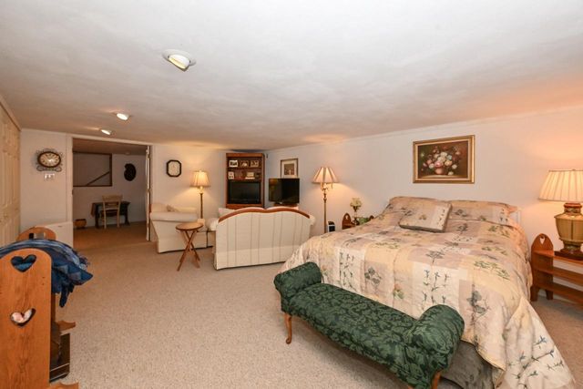7213 W Mequon Square DRIVE, Mequon, WI 53092