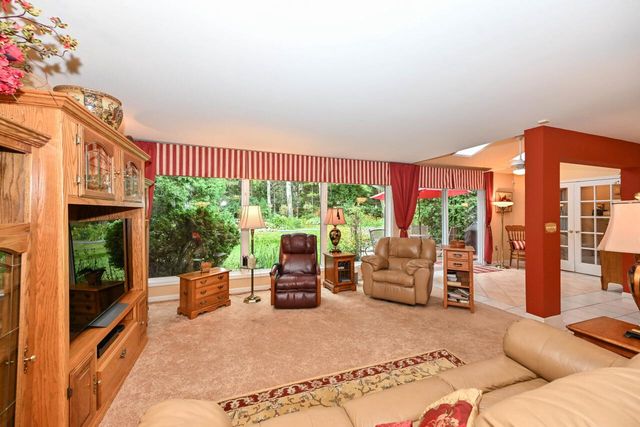 7213 W Mequon Square DRIVE, Mequon, WI 53092