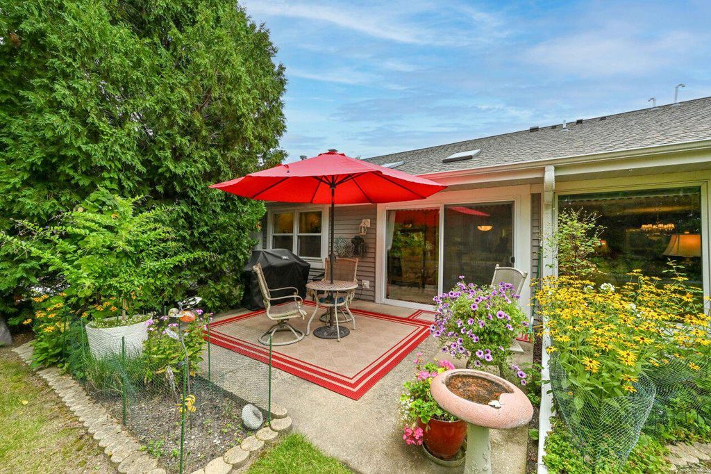 7213 W Mequon Square DRIVE, Mequon, WI 53092