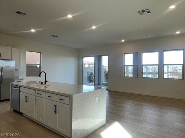 592 Clover Bar Lane, Las Vegas, NV 89138