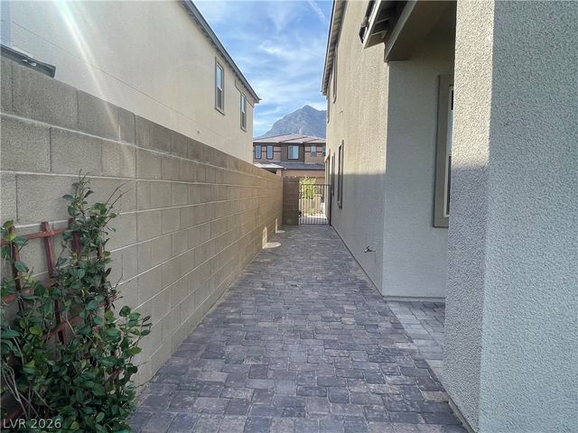 592 Clover Bar Lane, Las Vegas, NV 89138