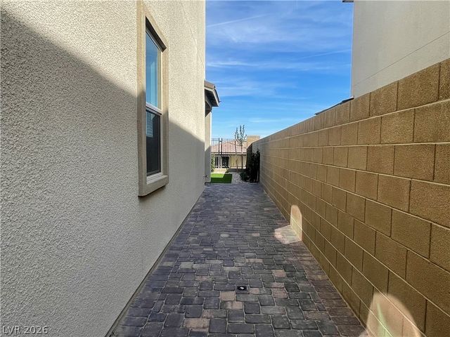 592 Clover Bar Lane, Las Vegas, NV 89138