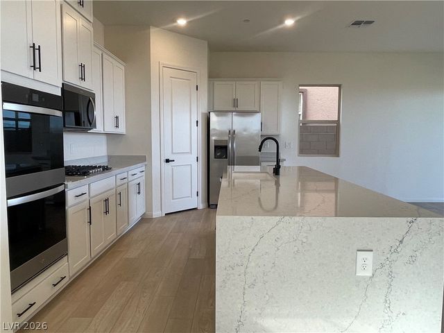 592 Clover Bar Lane, Las Vegas, NV 89138