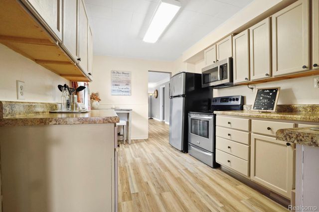 6077 Crown Point, Flint, MI 48506